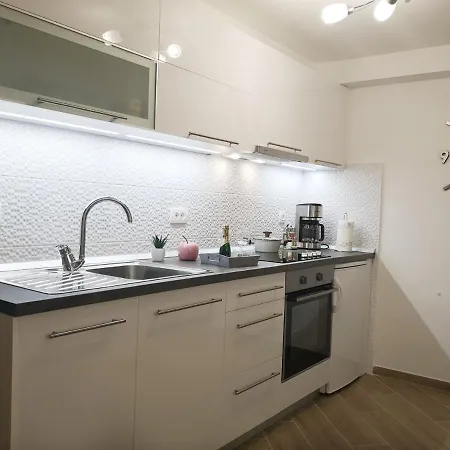 Guesthouse Tina With Terrace And Parking Near Opatija דירה מטולי
