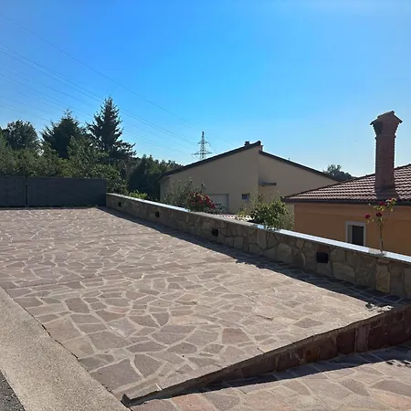 Guesthouse Tina With Terrace And Parking Near Opatija דירה